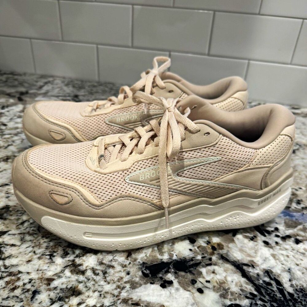 Brooks Ghost Max Beige Low Top Lace Up Mesh Running Sneaker Rubber Sole Wmns 10
